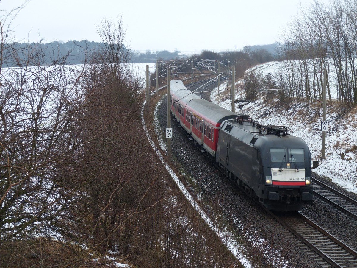 Die Linie RB20 verbindet Eisenach mit Halle und hält dabei unter anderem in Erfurt, Weimar, Apolda und Naumburg. Nachfolgend habe ich einige Fotos dieser Linie, die mit Dispoloks und alten Halberstädter Wagen betrieben wird. Lok ES 64 U2-005, Zwischen Vieselbach und Hopfgarten, 25.1.2014