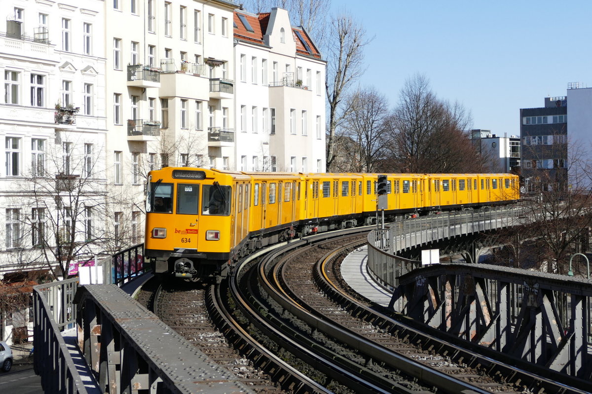 Die Linie U1 der BVG, hier bei der Einfahrt Schlesisches Tor, Berlin im März 2018.