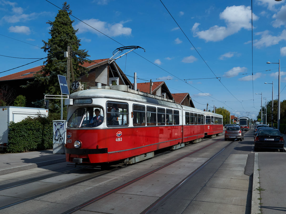 Die Linien in Floridsdorf waren 2019 eines der letzten Rückzugsgebiete der E1-c4-Züge der Wiener Linien. Am 10.09.2019 war E1 4864 mit c4 1335 auf der Linie 26 unterwegs von der Hausfeldstraße nach Strebersdorf. Hier war er Am Heidjöchl unterwegs.