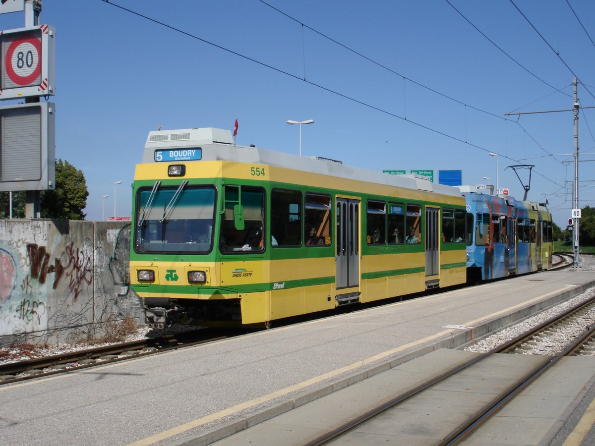 Die Littorail-Bt 554 und Be 4/4 503 mit  TCS -Werbung am 31. Juli 2007 bei der Haltestelle Port-de-Serrières.