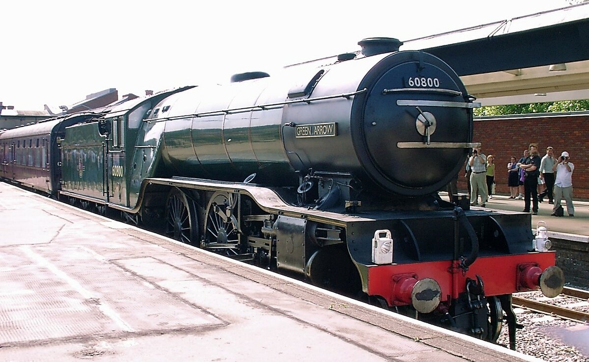 Die LNER Class V2 1’C1’ Dampflokomotive Green Arrow wurde im Juni 1936 für die London and North Eastern Railway (LNER) in Doncaster Works nach einem Entwurf von Nigel Gresley gebaut. Als erstes und einziges überlebendes Mitglied seiner Klasse war sie für den Zug von Güter- und Personenschnellzügen konzipiert. Hier am 25.8.2000 in Derby. 
Bis 2008 wurde die Lokomotive vielfach auf Museumsbahnen und vor Sonderzügen eingesetzt. Kurz vor Ablauf ihrer Kesselfrist musste sie im April 2008 aufgrund leckender Rohre abgestellt werden, worauf beschlossen wurde, sie zunächst abzustellen, anschließend kam sie zurück nach York und ist seitdem im NRM ausgestellt. Pläne zu einer erneuten Aufarbeitung wurden bislang nicht umgesetzt, da die „Green Arrow“ noch mit dem ursprünglichen, aufwändig zu reparierenden Zylinder-Monoblock ausgestattet ist.
