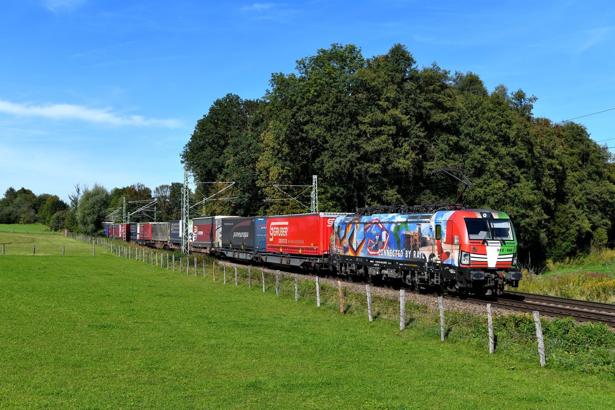 Die von Loc&More für den Einsatz auf der Brennerachse sehr gefällig gestaltete MRCE 193 640 beförderte am 26. September 2018 den DGS 43155 von Köln Eifeltor nach Verona Q.E.. Als Aufnahmestandort für diese Leistung wurde der Bü Vogl gewählt. Zu meiner Freude war die Lok kürzlich gewaschen worden.