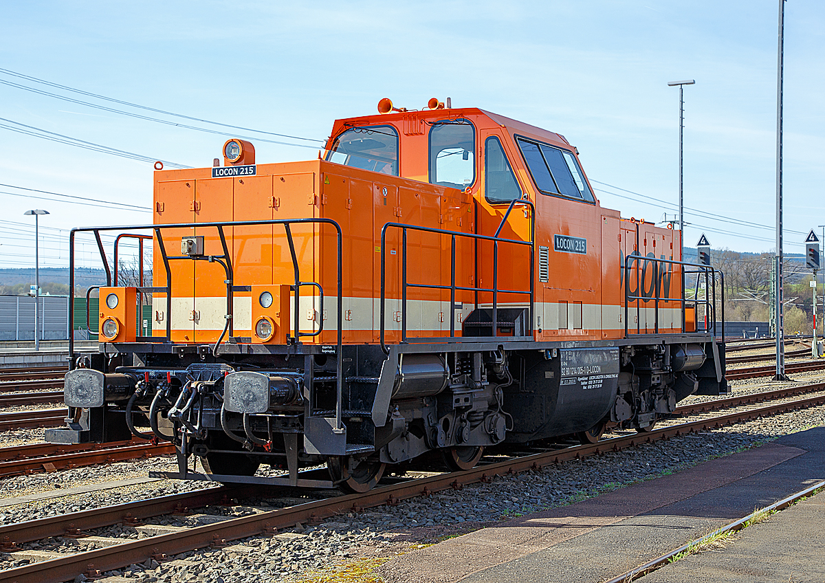
Die LOCON 215 (92 80 1214 005-1 D-LOCON) der LOCON Logistik & Consulting AG, ex DB 262 005-2 (NVR: 92 80 1214 005-1 D-ALS), ex DB 212 250-5, ex DB V 100 2250, abgestellt am 25.03.2017 beim ICE-Bahnhof Montabaur. 

Die Spenderlok (eine V 100.20) wurde 1965 von MaK in Kiel unter der Fabriknummer 1000297 gebaut und als V 100 2250 an die Deutsche Bundesbahn geliefert. Zum 01.01.1968 erfolgte dann die Umzeichnung in DB 212 250-5, als diese fuhr sie bis zur Ausmusterung im Dezember 2001. Ende 2002 ging sie dann an ALSTOM Lokomotiven Service GmbH in Stendal. Im Jahr  2008 wurde sie dann von ALS und GLG gemäß Umbaukonzept BR 214 in die heutige 214 005-1 umgebaut. 2008 und 2009 war sie dann als Mietlok, als alias 262 005-2 bezeichnet jedoch mit der NVR-Nummer 92 80 1214 005-1 D-ALS, bei der Railion Deutschland AG bzw. DB Schenker Rail Deutschland AG, sowie bei der  DB Regio AG. Von 2010 bis 2013 war sie dann bei der an CC-Logistik als 262 005-2 bis sie dann im Juni 2013 an die LOCON ging. 

Das Umbaukonzept BR 214:
Mit der Gründung des Joint-Ventures ALSTOM Lokomotiven Service GmbH (ALS) wurden über 100 Loks des Typs V 100 (DB) in das Gemeinschaftsunternehmen (von ALSTOM und der Deutschen Bahn AG) eingebracht. Nachdem einige Loks verkauft werden konnten, verblieben rund 60 Maschinen, z.T. nur noch als Rahmen in Stendal. 

ALSTOM Lokomotiven Service GmbH (ALS) entstand aus dem Reichsbahnausbesserungswerk Stendal (kurz: Raw Stendal), nach der Wiedervereinigung wurde das Werk zum  Schienfahrzeugzentrum Stendal  der DB Regio AG. Aufgrund des geringeren eigenen Bedarfs kam es mehrfach zu Schließungsplänen. Schließlich entschloss sich die Deutsche Bahn AG zur Kooperation mit dem ALSTOM-Konzern im Rahmen eines Joint Venture. 

Gemeinsam mit der Gmeinder Lokomotivenfabrik GmbH (GLG) in Mosbach begann 2006 die Projektierung (Entwicklung) einer Lokomotive auf Basis des V 100.20-Fahrgestells unter Verwendung von Standard-Bauteilen für den Neuaufbau. Ende 2006 erfolgte die Beschlussfassung zur Durchführung des Projektes sowie ein Rahmenvertrag mit der GLG über die Lieferung von Hauptkomponenten wie z. B. Fahrerkabine, Steuerung, Bremsgerüst und Kühler. Zudem wurden die beiden ersten Loks bei GLG gefertigt. Die zwei entsprechenden Rahmen, der 212 196-0 und  212 197-8 (Jung Fabriknummer 13672 und 13673)  wurden im Januar 2007 per LKW von Stendal nach Mosbach überführt, im Sommer 2007 lief die Produktion weiterer Loks in Stendal an. Der Vertrag für zwei erste Loks wurde Anfang 2007 mit der NbE unterzeichnet, eine erste 214 wurde im Juni 2007 auf der Messe  transportlogistic  in München präsentiert. Die Bauartzulassung durch das Eisenbahnbundesamt wurde am 20. Mai 2008 erteilt, zugleich die Bezeichnung als Baureihe 1214 im EBA-Fahrzeugregister festgelegt. Für den Umbau werden nur die Rahmen und Drehgestelle bisheriger V 100 nach Aufarbeitung weiterverwendet.

Die Modernisierung der in Szenekreisen aufgrund der eckigen Formen als  Lego-Lok  bezeichneten Maschinen umfasst:
Einbau eines neuen, leistungsstarken Dieselmotors (Caterpillar V-8- Dieselmotor, vom Typ CAT 3508 B SC) mit zugehöriger Luftansaugung und Abgasanlage mit Partikelfilter
Einbau eines umgebauten und grundüberholten Strömungsgetriebes
Einbau einer neuen Kühlanlage
Einbau einer Hydrostatikanlage für den Antrieb des Kühlerlüfters und des Luftverdichters
Ersatz des Heizdampfkessels durch eine Vorwärmanlage
Einbau einer modernen Drucklufterzeugungsanlage mit Lufttrockner
Einbau einer modernen Druckluftbremsanlage
Umstellung der Bordelektrik von 110 V DC auf 24 V DC
Einbau einer elektronischen Loksteuerung und -überwachung (SPS Schneider Selectron) und optionaler Funkfernsteuerung
Einbau einer optionalen Zugsicherungsanlage I 60 R
Einbau einer optionalen Zugfunkanlage
Neubau des Führerhauses nach ergonomischen und designerischen Gesichtspunkten mit hohem Lärm- und Brandschutzniveau

Bisher wurden 36 Fahrzeuge umgebaut. Die DB bezeichnet die von ihr angemieteten Loks als Baureihe 262 (als Baureihe 214 bzw. 714 wurden ja bereits die Lokomotiven der Tunnelrettungszüge bezeichnet).

TECHNISCHE DATEN:
Spurweite: 1.435 mm (Normalspur)
Achsfolge:  B´B´
Länge über Puffer: 12.300 mm (12.500 über Rangierkupplung)
Drehzapfenabstand: 6.000 mm
Drehgestellachsstand: 2.200 mm
Größte Höhe über SOK: 4.260 mm
Breite: 3.100 mm
Treibraddurchmesser:  950 mm (neu) / 870 mm (abgenutzt)
abgenutzt
Dienstgewicht: 61 t
Höchstgeschwindigkeit: 100 km/h / Rangiergang 60 km/h
Motor: Caterpillar V-8-Viertakt-Dieselmotor mit Turboaufladung und Ladeluftkühlung, vom Typ CAT 3508 B SC
Motorhubraum: 	34,5 l (Bohrung 170 mm x Hub 190 mm)
Motorgewicht: ca. 4.300 kg
Motornenndrehzahl : 1.800/min
Motorleistung:  970 kW
Antriebsleistung:  957 kW
Max. Anfahrzugkraft: 177 kN
kleinster befahrbarer Gleisbogen: 100 m
Bremse: KE-GP-mZ
Kraftstoffvorrat:	2.700 Liter
