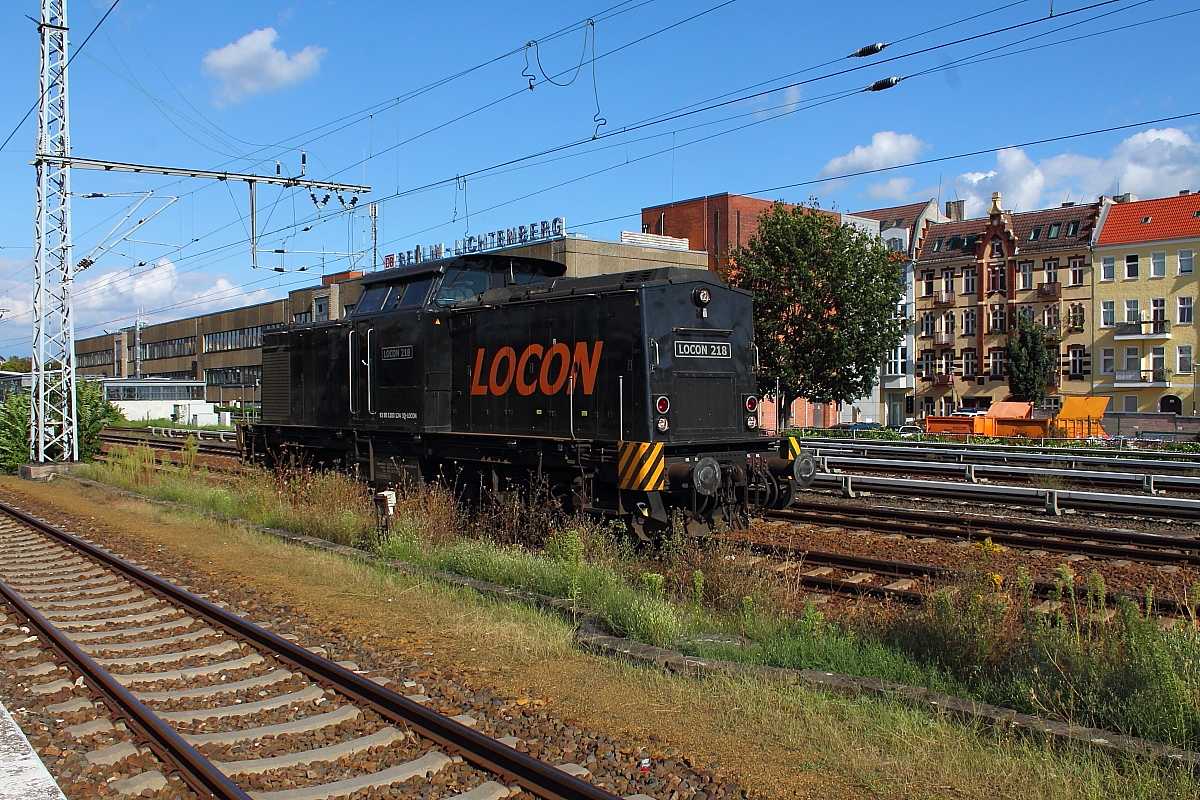Die LOCON 218 (92 80 1203 124-3 D-LOCON) wartet am 27.08.2017 in Berlin-Lichtenberg.