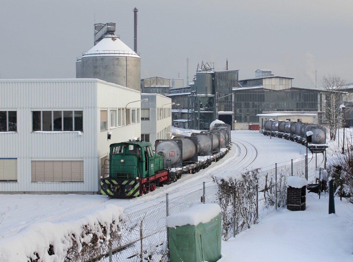 Die Lok 1 bei Rangierarbeiten am 01.01.2015 in Trostberg.