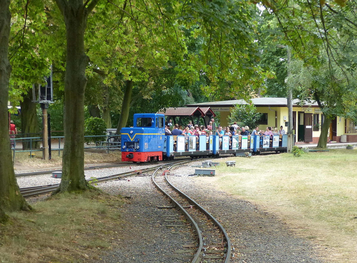 Die Lok 1 der Stadt Leipzig, am 22.07.2018 bei der Ausfahrt aus dem Bahnhof der Parkeisenbahn Auensee.
