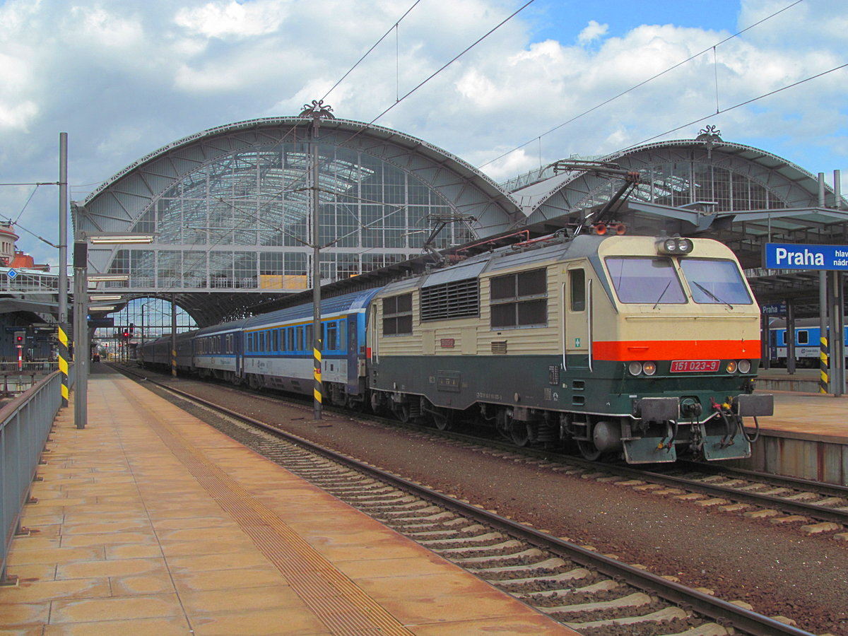 Die Lok 151 023 der Tschechischen Bahnen hat in Bohumin den EC 116  Praha  aus Warschau übernommen. Dreieinhalb Stunden später und 364 km weiter ist sie in Praha hl. n. angekommen. Angenehm war die Fahrt in den von den ÖBB übernommenen Waggons. Praha hl. n. 6. Sept. 2017.