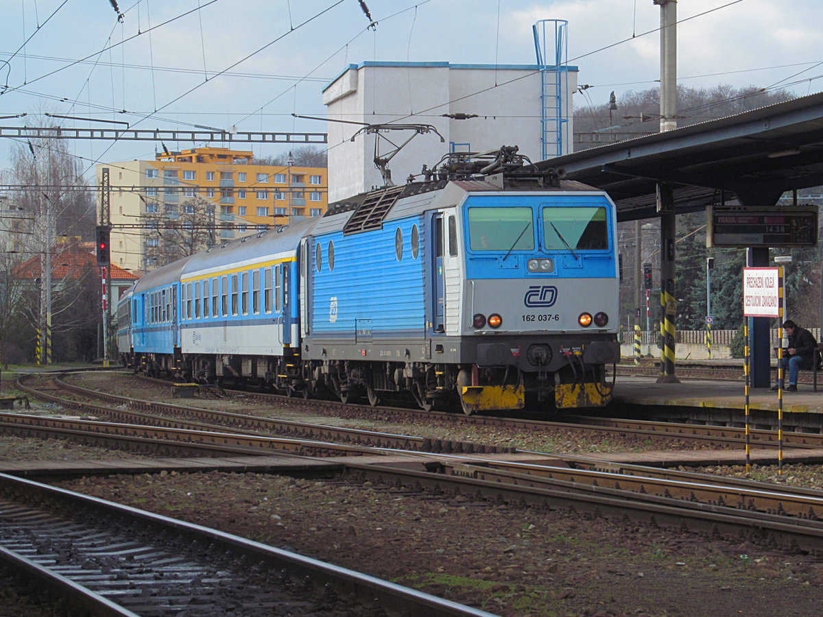 Die Lok 162 037 der Tschechischen Bhnen fährt mit einem Schnellzug Decin - Praha in Kralupy nad Vltavou ein. 24. März 2016.