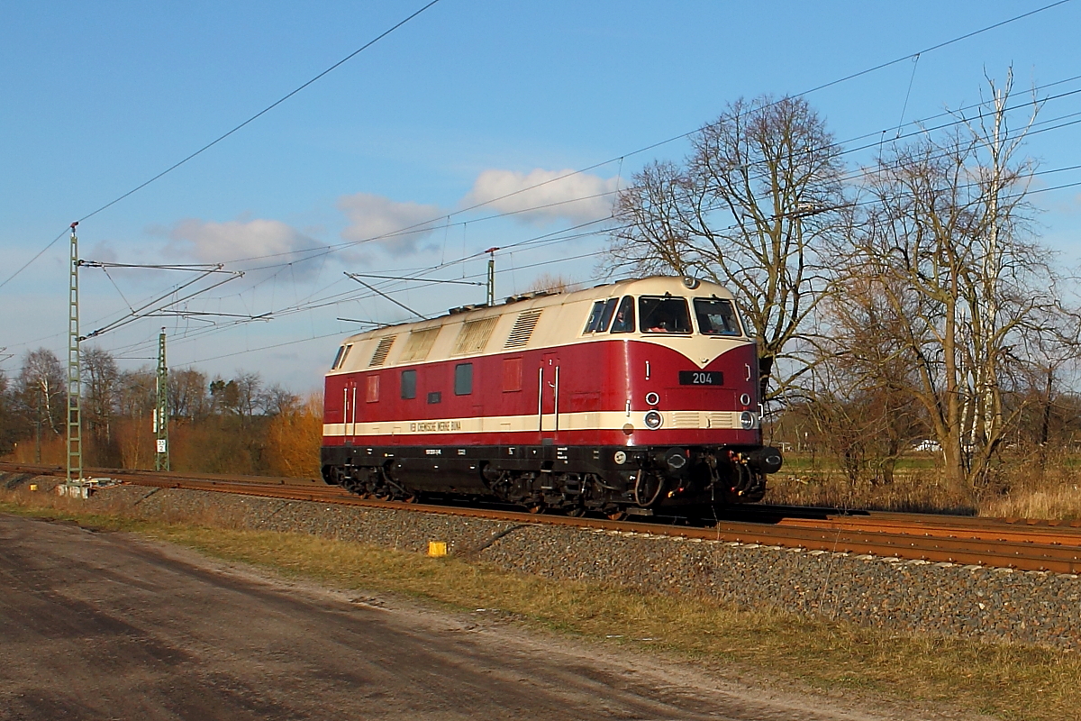 Die Lok 204 „VEB Chemische Werke Buna“ (NVR-Nummer: 92 80 1228 501-3 D-WFL) dieselt am 06.02.2018 durch Nassenheide.