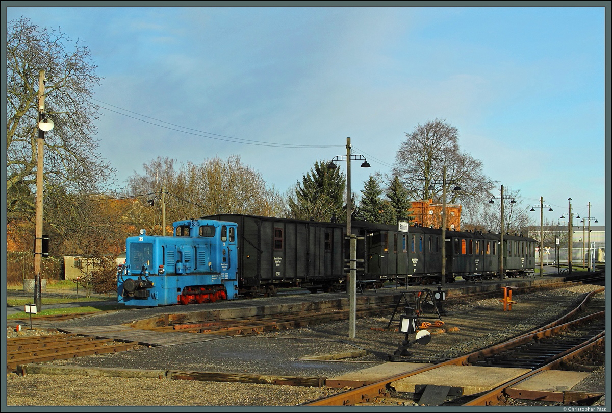 Die Lok 35 der Mansfelder Bergwerksbahn steht am 18.01.2015 mit einem Personenzug im Bahnhof Benndorf.