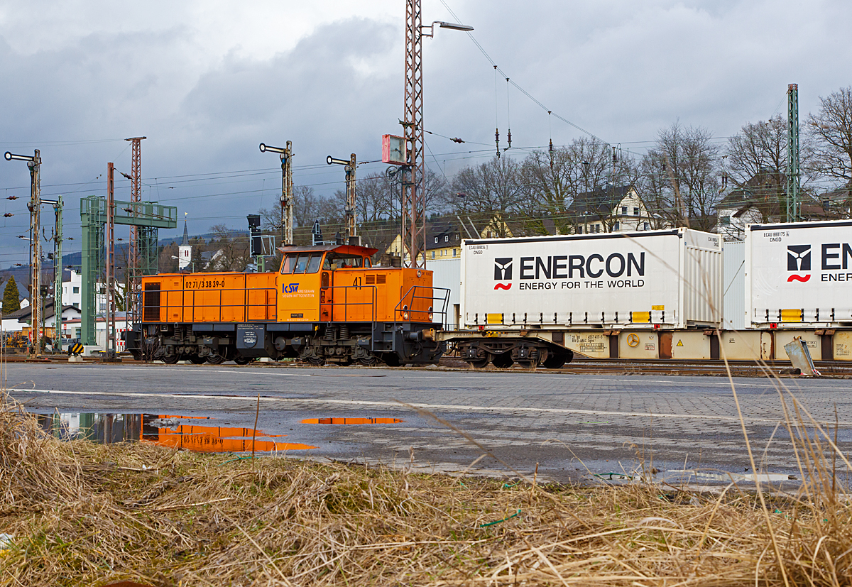 
Die Lok 41 (98 80 0272 008-0 D-KSW), eine MaK DE 1002, der Kreisbahn Siegen-Wittgenstein (KSW) rangiert am 04.03.2015 einen ENERCON-Contaierzug in Kreuztal. Hier in Kreuztal betreibt die KSW ein Container-Terminal.
