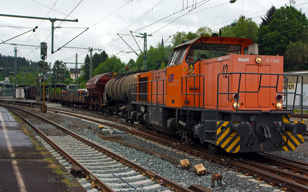 
Die Lok 42 (277 902-3) der KSW (Kreisbahn Siegen-Wittgenstein) eine MaK 1700 BB kommt am 08.05.2014 mit dem Übergabezug aus Herdorf, und durchfährt hier den Bahnhof Betzdorf/Sieg. Heute fährt sie bis Scheuerfeld bevor sie in Richtung Kreuztal via Siegen umsetzt, was sie sonst in Betzdorf bereits macht. 

Die Lok ist Vossloh MaK G 1700 BB (eingestellt als 92 80 1277 902-3 D-KSW), sie wurde 2001 unter der Fabriknummer 1001108 bei Vossloh gebaut. Sie war die erste von sechs gebauten G 1700 BB, einer weiterentwickelten bzw. modifizierten G 1206.