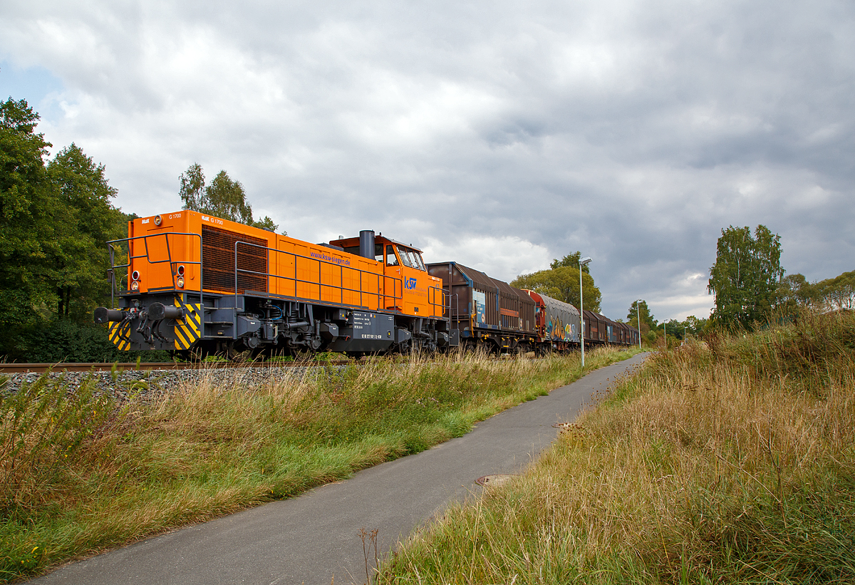 
Die Lok 42 (92 80 1277 902-3 D-KSW) der Kreisbahn Siegen-Wittgenstein (KSW), eine Vossloh MaK G 1700 BB, fährt am 30.08.2018 mit leeren Coil-Wagen durch Neunkirchen-Struthütten in Richtung Herdorf.