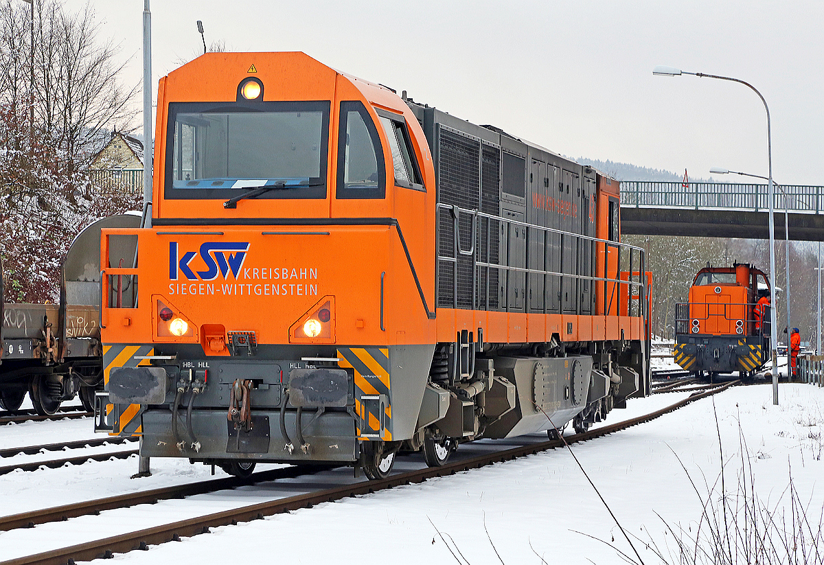 
Die Lok 43 (92 80 1273 018-2 D-KSW) der KSW (Kreisbahn Siegen-Wittgenstein) eine MaK G 2000 BB am 03.02.2015 am Rangierbahnhof der KSW, dahinter die Lok 42 (eine MaK 1700 BB). Es muss noch umrangiert werden.

Die Lok 43 ist eine asymmetrische MaK G 2000 BB und wurde 2002 bei Vossloh unter der Fabriknummer 1001327 gebaut. Sie hat einen Caterpillar Motor 3516 B-HD mit 2.240 kW Leistung, die Höchstgeschwindigkeit beträgt 120 km/h. 

Hinweis: Aufnahme von einem öffentlichen Geh- und Fahrradweg.
