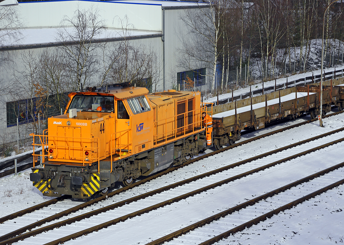 Die Lok 44 (92 80 1271 004-4 D-KSW) der KSW (Kreisbahn Siegen-Wittgenstein), eine MaK G 1000 BB, rangiert am 30.01.2015 in Herdorf auf den KSW-Gleisen. 

Die Lok 44 wurde 2003 unter der Fabriknummer 1001462 bei Vossloh gebaut und am 05.01.2004 an die SK - Siegener Kreisbahn GmbH geliefert, welche ab Ende 2004 nun als Kreisbahn Siegen-Wittgenstein (KSW) firmiert.

Die G 1000 ist eine vierachsige dieselhydraulische Lokomotive
für den schweren Rangier- und leichten Streckendienst. Die zuverlässige Vielzwecklokomotive ist mit modernster Technik ausgestattet und erfüllt daher die neuesten Vorschriften des Unfallschutzes. Die Anwendungsbreite der Lokomotive reicht vom leichten Rangierdienst in Einzeltraktion über den Einsatz als Streckenlokomotive in Mehrfachtraktion bis hin zum schweren Rangierdienst. 

Mit der MaK G 1000 BB wird seit dem Jahr 2002 eine Lok für den Leistungsbereich unterhalb der G 1206 angeboten. Sie basiert auf der G 800 BB, von der außer dem kompletten Fahrwerk und Rahmen auch das Führerhaus und der hintere Vorbau übernommen wurden. Deutlich anders ist dagegen der vordere Vorbau, in dem Platz für den größeren Dieselmotor geschaffen wurde.


Technische Daten
Spurweite:  1435 mm
Achsfolge:  B´B´
Länge über Puffer: 14.130 mm
Drehzapfenabstand: 6.700 mm
Radsatzabstand im Drehgestell:  2.400 mm
größte Breite:  3.080 mm
größte Höhe über Schienenoberkante:  4.225 mm
Raddurchmesser neu:  1.000 mm
kleinster befahrbarer Gleisbogen:  60 m
Dienstgewicht: 80 t
Bremse:  Radscheibenbremse (Knorr), auf alle Räder wirkend
hydrodynamische Bremse
Bremsgewichte G/P: 65 t/96 t
Kraftstoffvorrat:  3000 l
    
Motor:  MTU 8V 4000 R41L
Leistung:  1.100 kW (1.475 PS)
Drehzahl:  1860 1/min
    
Strömungsgetriebe: Voith L4r4
Höchstgeschwindigkeit:  100 km/h
    
Seit 2002 wurden 103 G 1000 gebaut (Stand 01.01.2015).
