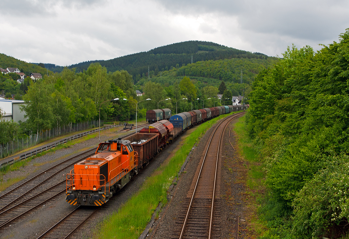 
Die Lok 46 (277 807-4) der Kreisbahn Siegen-Wittgenstein (KSW) steht am 15.05.2014 mit einem langem Güterzug in Herdorf auf dem KSW-Rangierbahnhof zur Übergabefahrt nach Kreuztal via Betzdorf bereit.
Die Lok ist Vossloh G 1700-2 BB (eingestellt als 92 80 1277 807-4 D-KSW), sie wurde 2008 unter der Fabrik-Nr. 5001680 gebaut. 

Links ist das Gleis der KBS 462  Hellertalbahn  DB-Streckennummer 2651.