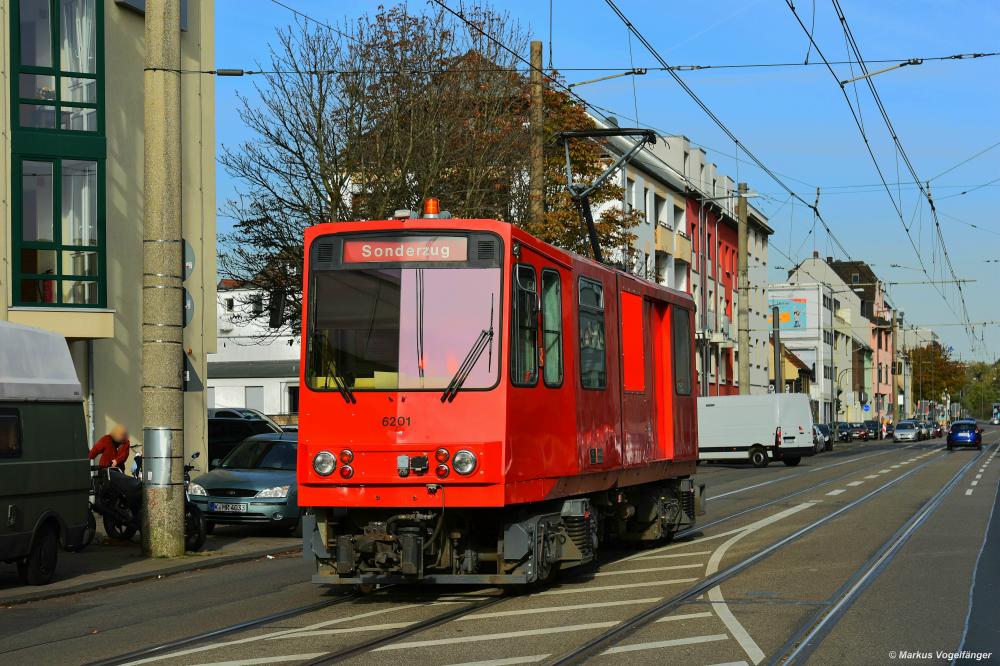 Die Lok 6201 auf der Neusser Straße am 25.10.2019.