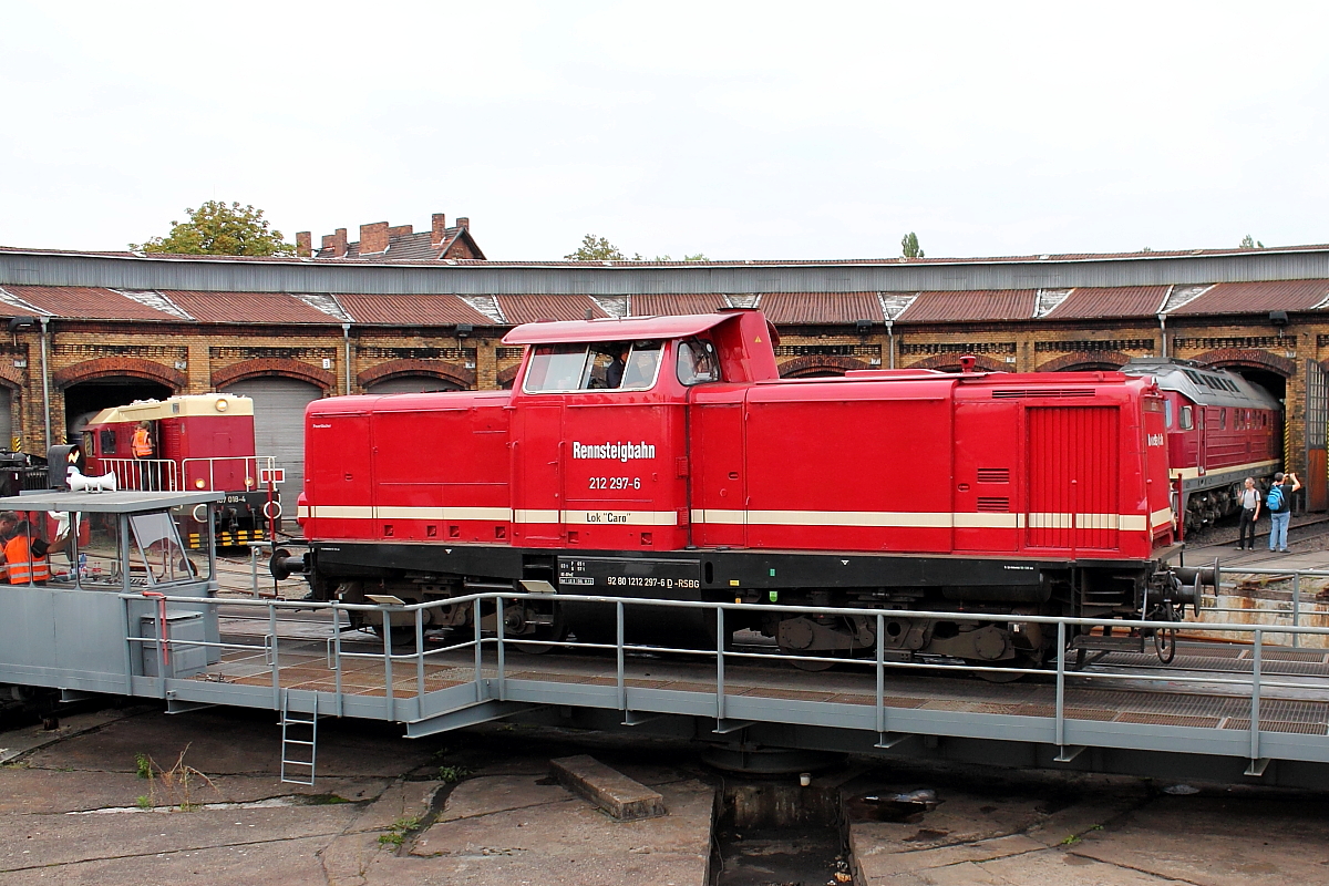 Die Lok „Caro“ (212 297-6) der Rennsteigbahn präsentiert sich auf der Drehscheibe beim 13. Eisenbahnfest in Berlin-Schöneweide am 17.09.2016.