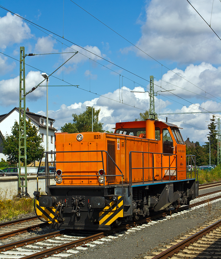 
Die Lok 831 (98 80 0272 007-2 D-HEB), eine MaK DE 1002, der HLB - Hessische Landesbahn GmbH hat am 20.08.2014 im Bahnhof Butzbach Pause.

Die DE 1002 wurde 1988 bei MaK unter der Fabriknummer 1000831  gebaut und an die HEG - Hersfelder Eisenbahn GmbH als 831 geliefert.  Nach Einstellung des Bahnbetriebes der HEG ging sie konzernintern an HLB - Hessische Landesbahn GmbH Lok 831. Es ist aber wohl eine Mietlok, denn als Eigentümer wird die Vossloh Locomotives GmbH geführt.