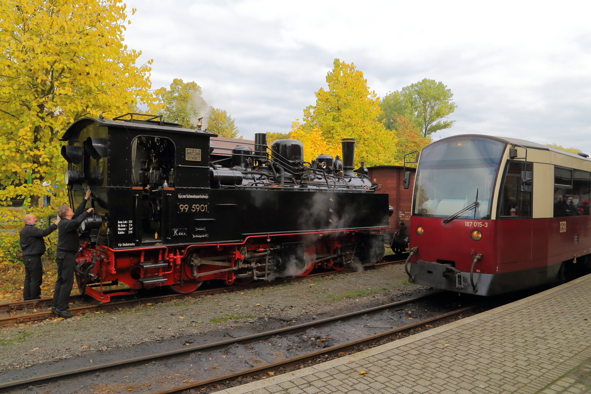 Die Lok auf Hochglanz zu halten ist für das Personal Ehrensache! Die Aufnahme entstand am 23.10.2016 im Rahmen einer Sonderzugfahrt der IG HSB im Bahnhof Harzgerode.