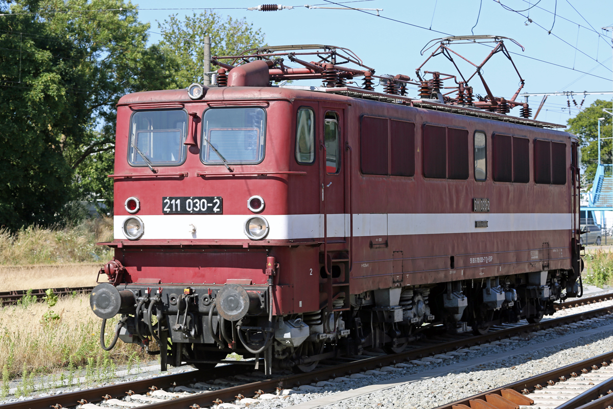 Die Lok der BR 211 wurde in Bergen auf Rügen vom STÖRTEBEKER-EXPRESS abgekuppelt. - 07.07.2018
