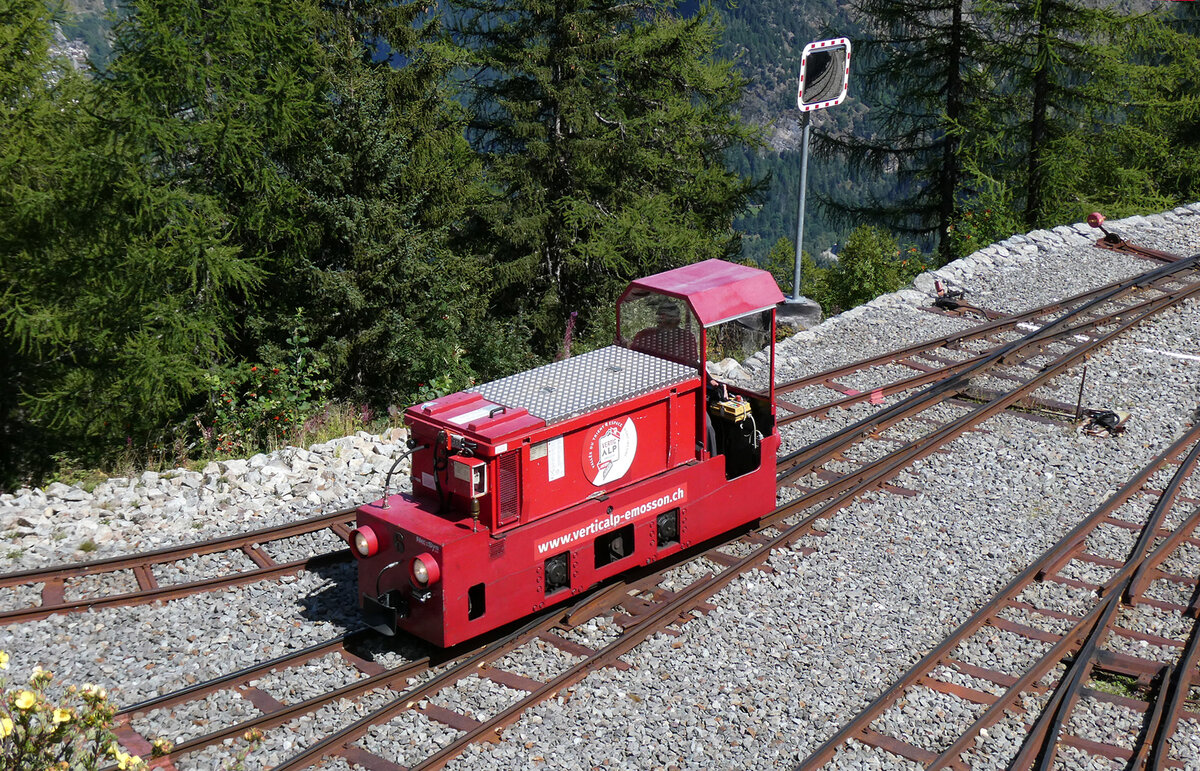 Die Lok des Panoramic Train setzt um, damit nachher die Fahrt Richtung Lac d'Emosson erfolgen kann. Das Foto wurde vom Kinderspielplatz aus gemacht. Les Montuires, 25.8.2025