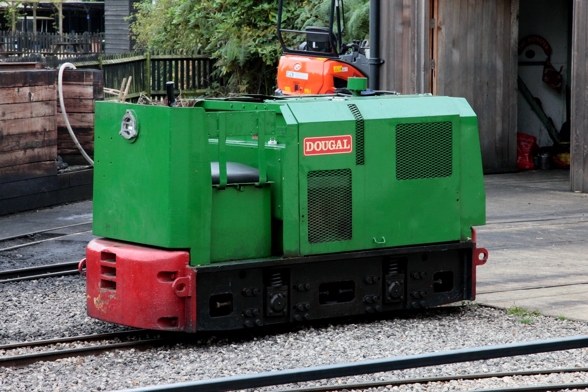 Die Lok DOUGAL steht am 03.09.2015 vor der Fz-Halle der Exbury Garden Railway