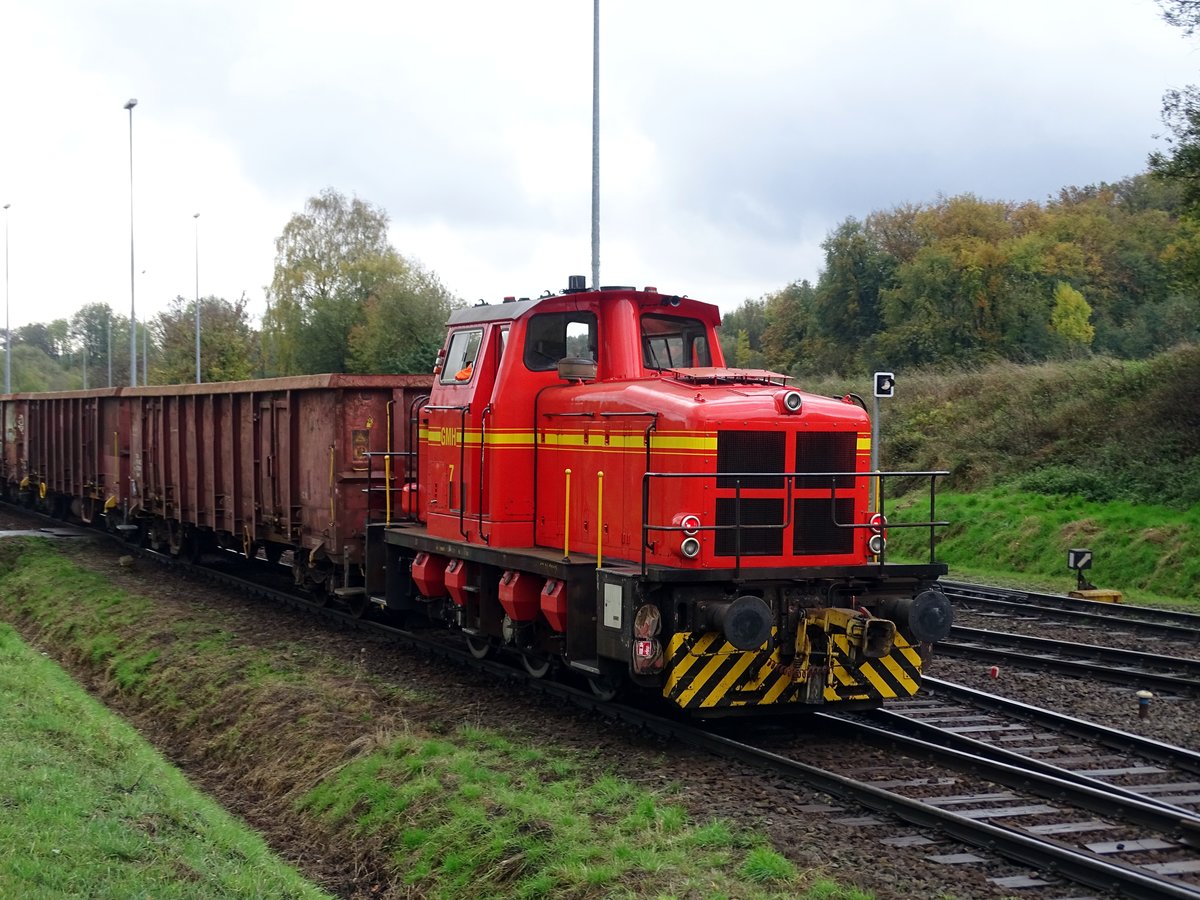Die Lok GMH 7 (MG530C von Klöckner-Humboldt-Deutz) der Georgsmarienhütten-Eisenbahn rangiert einen Zug mit Stahlschrott, der kurz zuvor in den Werksbahnhof eingefahren ist. 02.11.2018