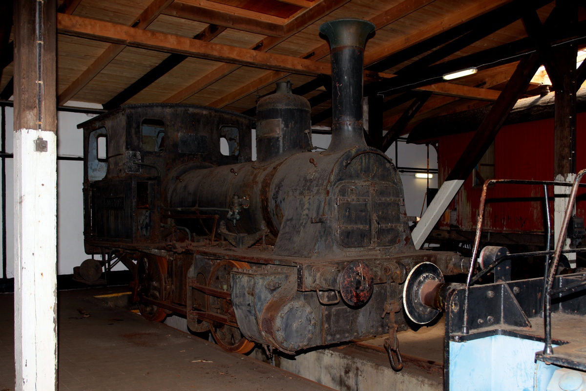 Die Lok GUNGNER, DSB Hs368 im Jernbahnmuseet Gedser Remise am 02.06.2019. Die Lok wurde 1883 in Esslingen gebaut, unter der Fabr.-Nr. 2017, und 1884 an die Seeländische Bahn in Dänemark geliefert. Dort war sie als H68 GUNGNER im Einsatz.
Heute ist sie Eigentum der Nordsjællands Veterantog. 