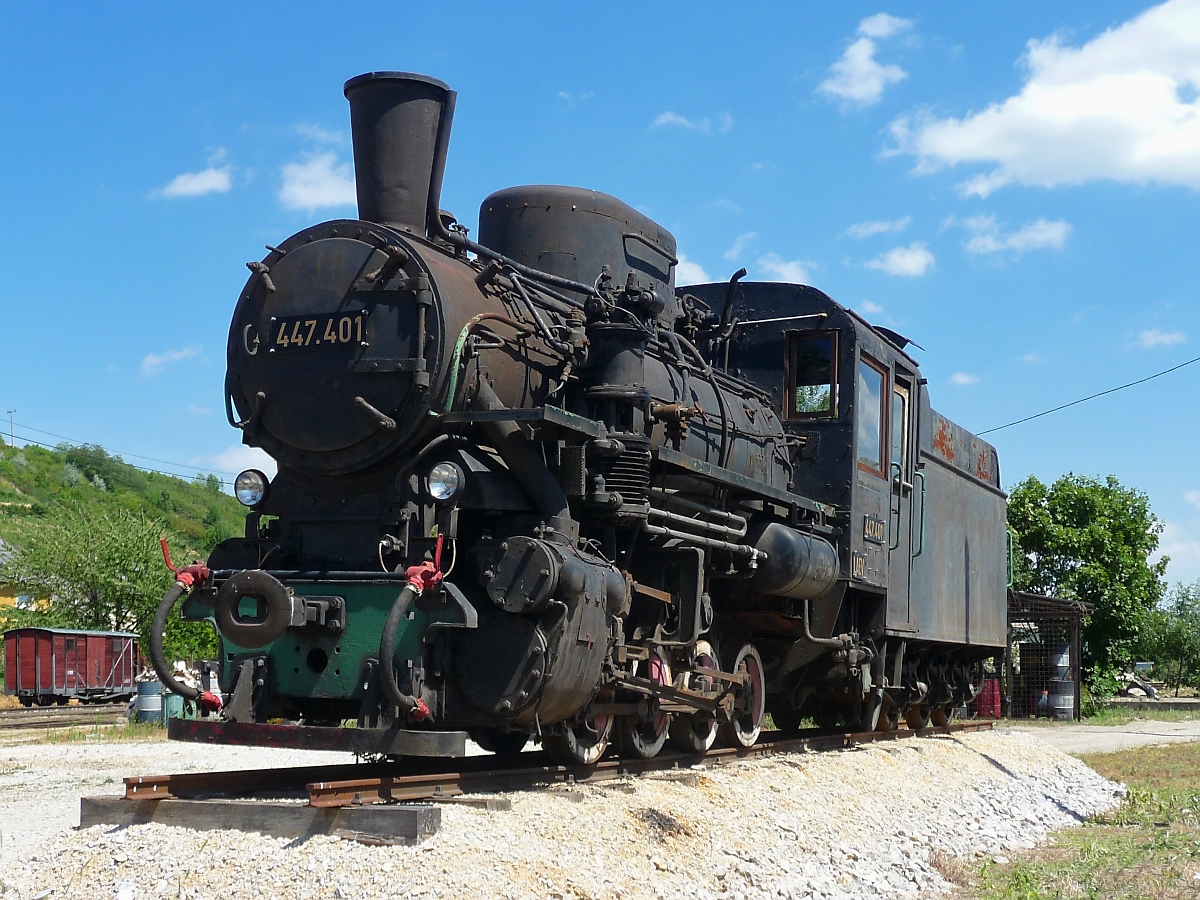 Die Lok Lilla, 447.441, der LAEV in Miskolc-Majlath, 10.7.16 

Dahinter steht ganz klein ein einsamer Güterwagen...