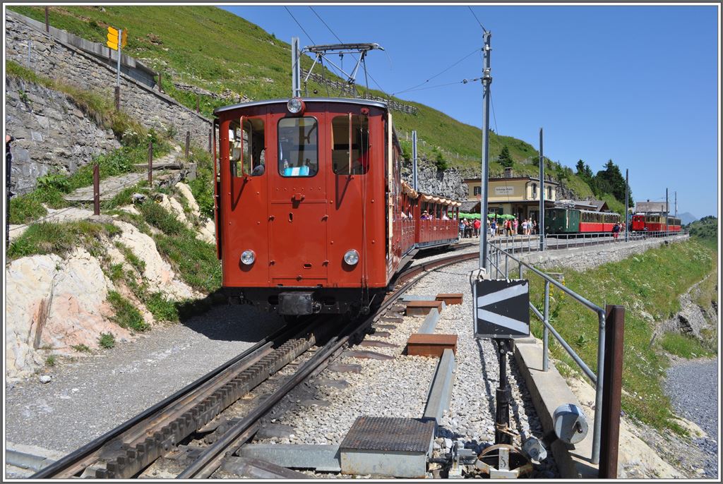 Die Lok mit den beiden Nostalgiewagen verlsst die Bergstation. Bei dem heissen Wetter waren die alten Wagen ohne Fenster um einiges angenehmer als die Neuen. (06.07.2013)