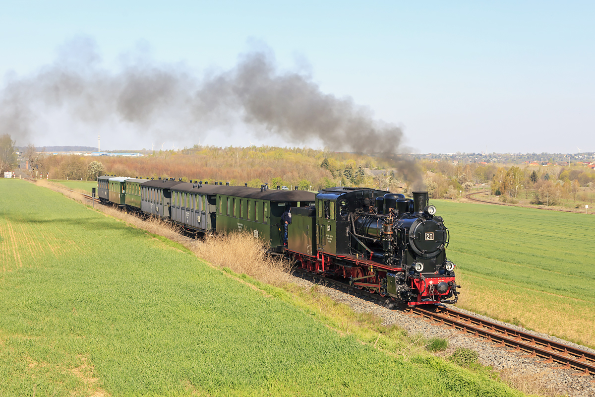 Die Lok Nr.20 mit Osterzug zwischen Bahnhöfe Hettstedt Kupferkammerhütte Pbf und Siersleben am 20. April 2019.
