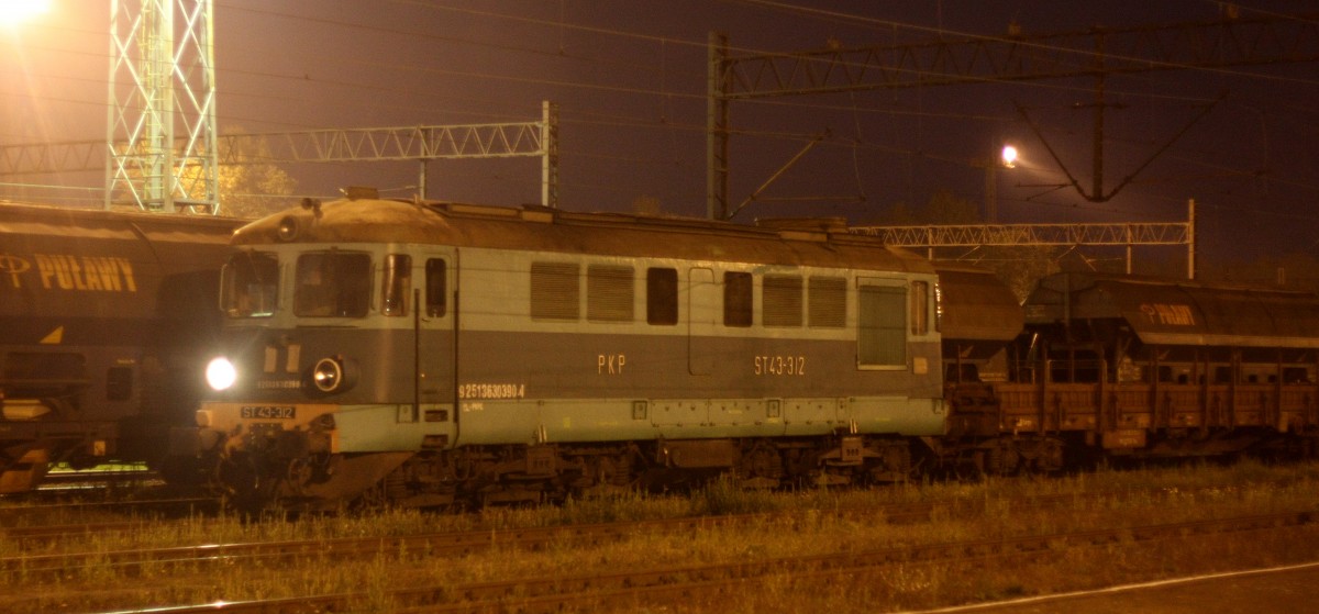 Die Lok ST 43-312 der PKP rangiert im Nebel von Wegliniec an einem Septemberabend, 20.09.2014, 18:56 Uhr