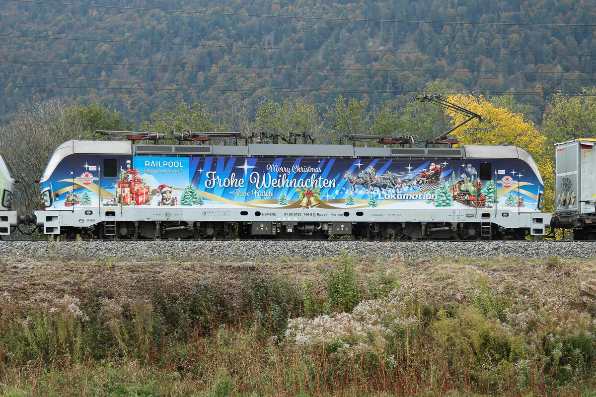 Die Lok will ich mal im Schnee fotografieren.  193 146 im Inntal bei Oberlangkampfen am 11.Oktober 2025. 