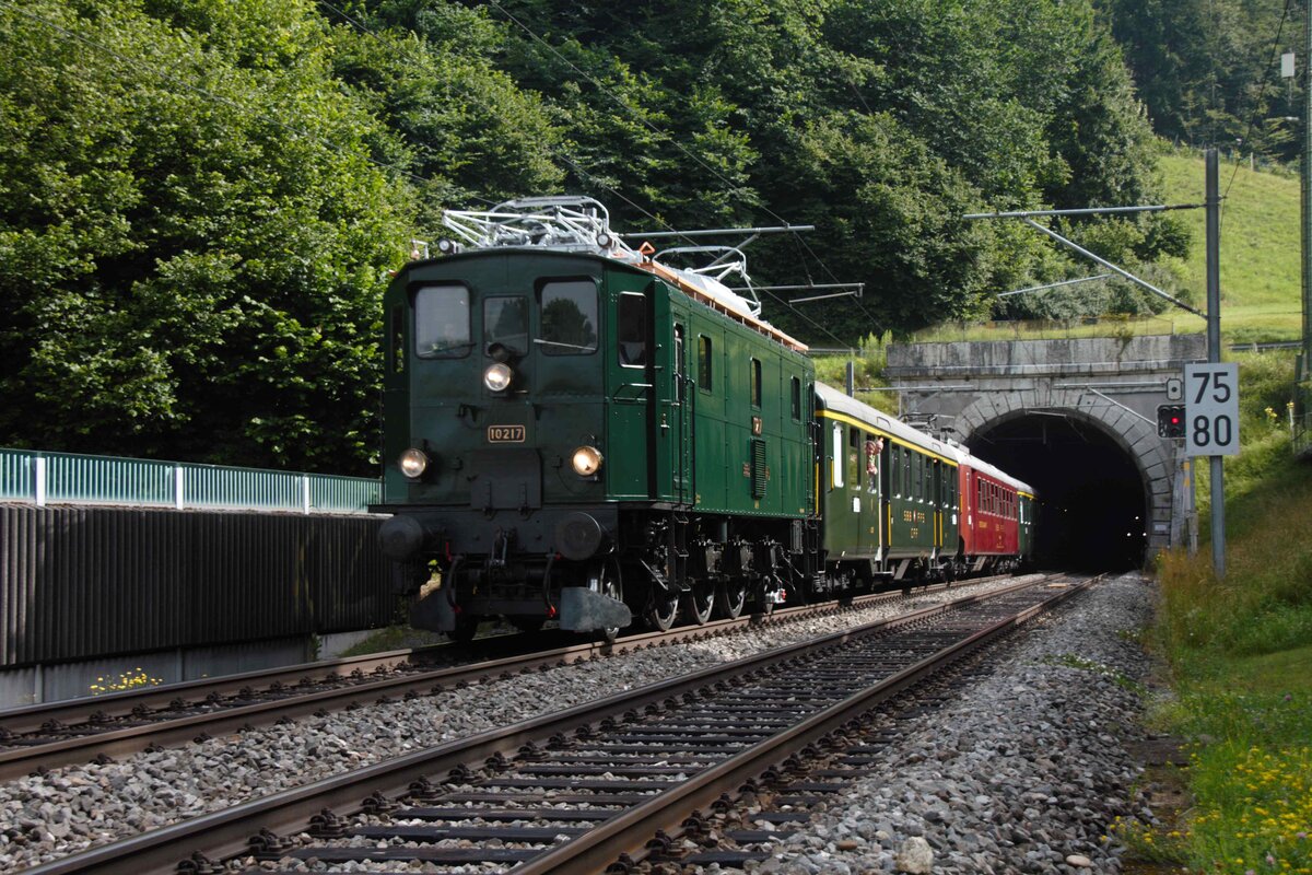 Die Lok wurde vor hundert Jahren in Betrieb genommen. Zu diesem Anlass hat SBB-Historic eine grösser Ausfahrt unternommen. Aufgenommen habe ich den Zug in Burgdorf BE bei der Ausfahrt aus dem Tunnel.