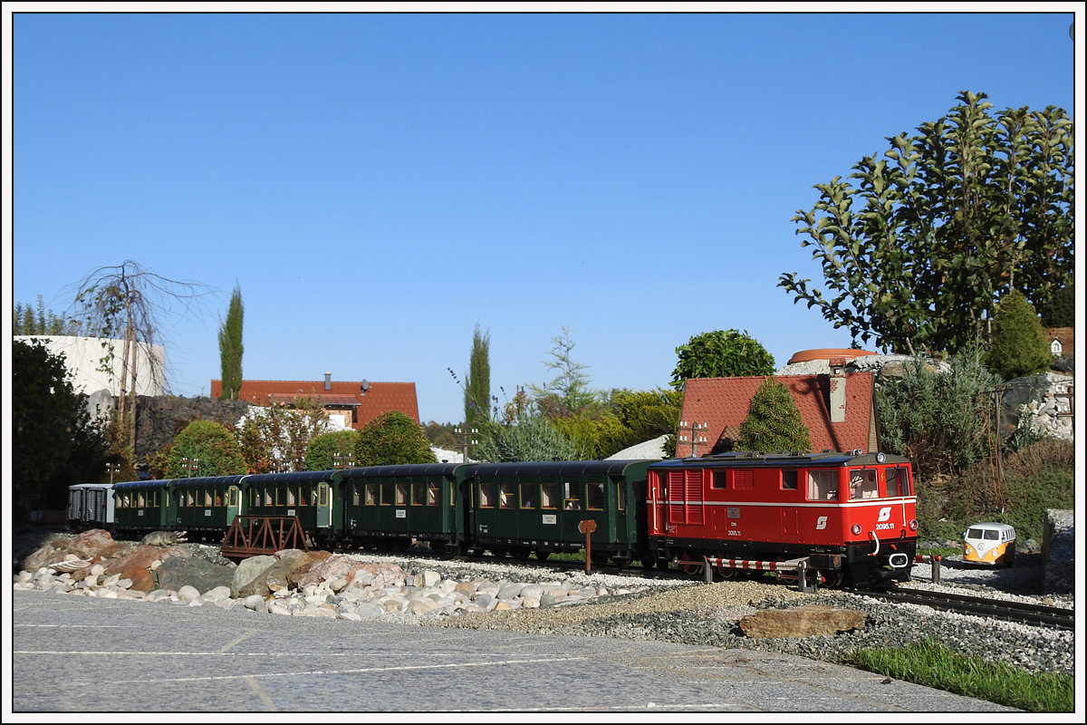 Die Lokführerin der 2045.11 dreht mit einem Pinzgauer Lokalbahnzug  mit einer originalen am 25.10.2020 auf der GGB ihre Runden.