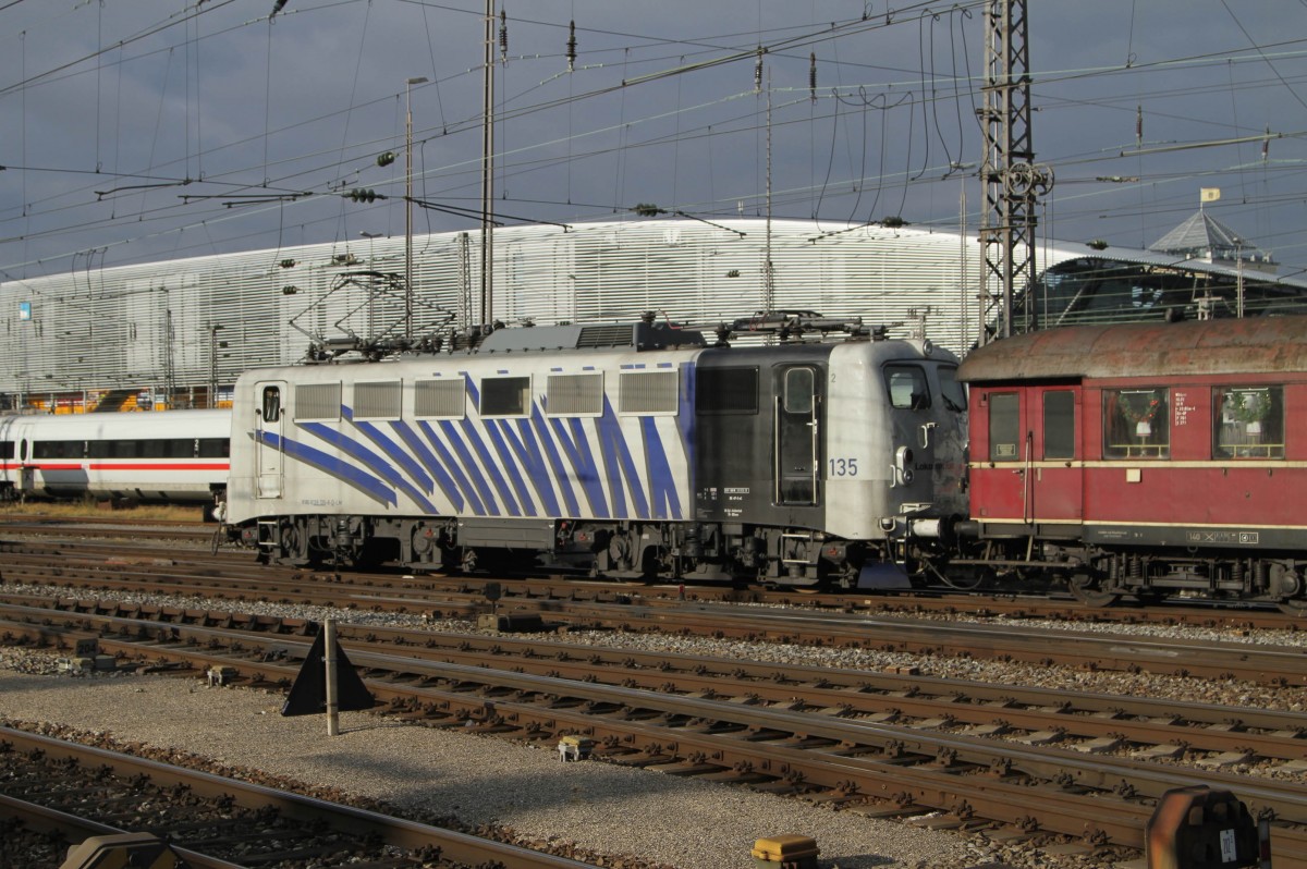 Die Lokomotion 139 135-8 zieht den Sonderzug mit der Dampflok 01 150 aus dem Münchener Hbf am 14.12.2013