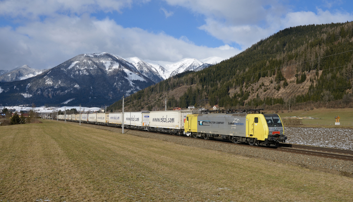 Die Lokomotion 189 903 bespannte am 28. Januar 2015 den Ekol 43501, und wurde von mir in Seiz vor der Kulisse des hochwinterlichen Reitings fotografiert.
