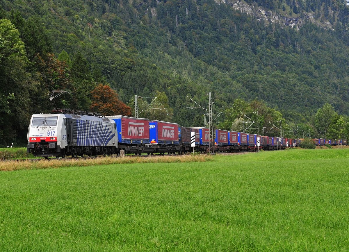 Die Lokomotion 189 917 mit dem Winner Zug im Inntal bei Niederaudorf am 22.09.17 kurz vor Kufstein