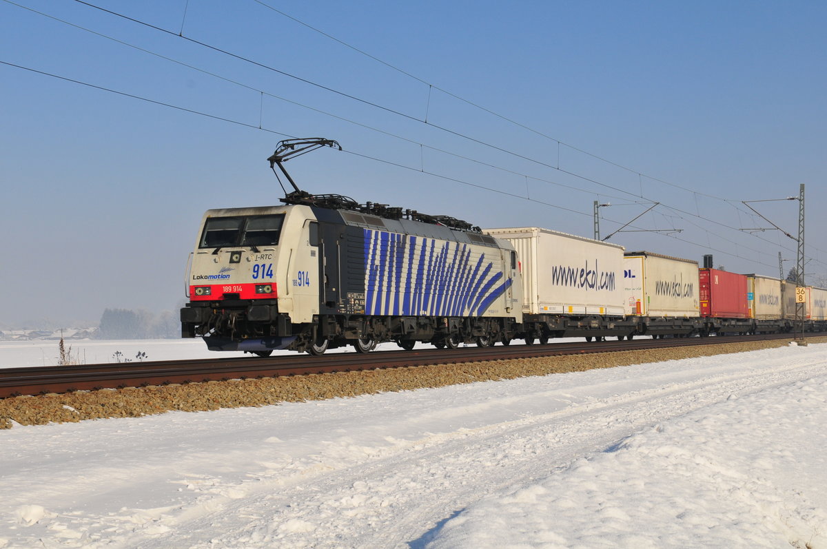Die Lokomotion 198 914 vor dem Ekol-Zug am 23.01.17 bei Übersee am Chiemsee in Richtung München.