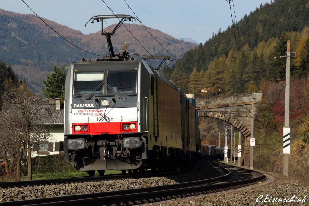 Die von Lokomotion angemietete 186 285 bespannte am 01.11.13 zusammen mit einer weiteren 186 einen KLV zum Brenner.
Hier bei der Durchfahrt in Wolf am Brenner.