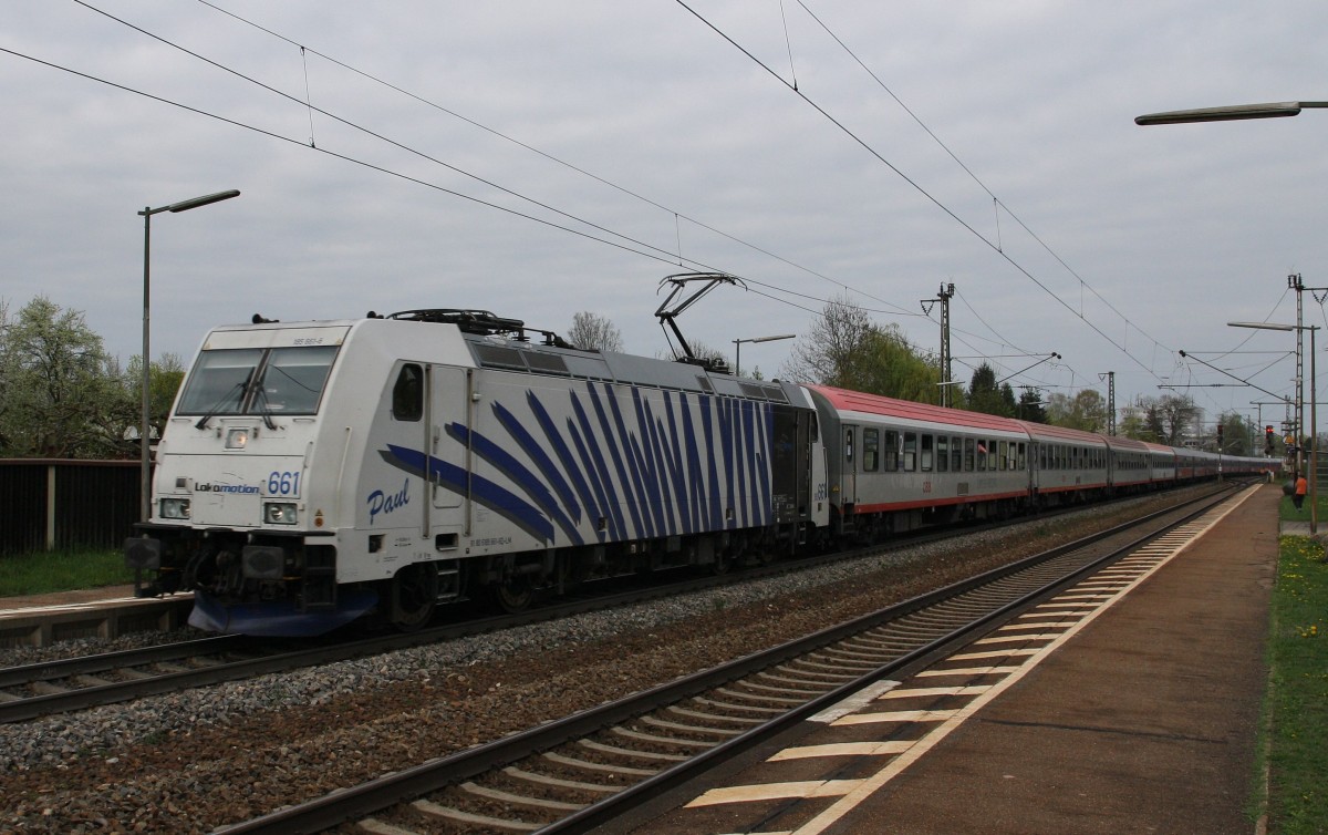 Die Lokomotionlok 185 661-6 ``Paul`` ist am 11.4.2014 mit einem Sonderzug von Regensburg Richtung Nürnberg unterwegs. Hier bei der Durchfahrt in Regensburg Prüfening. Am Haken sind Liegewagen der ÖBB und von Bahntouristik.