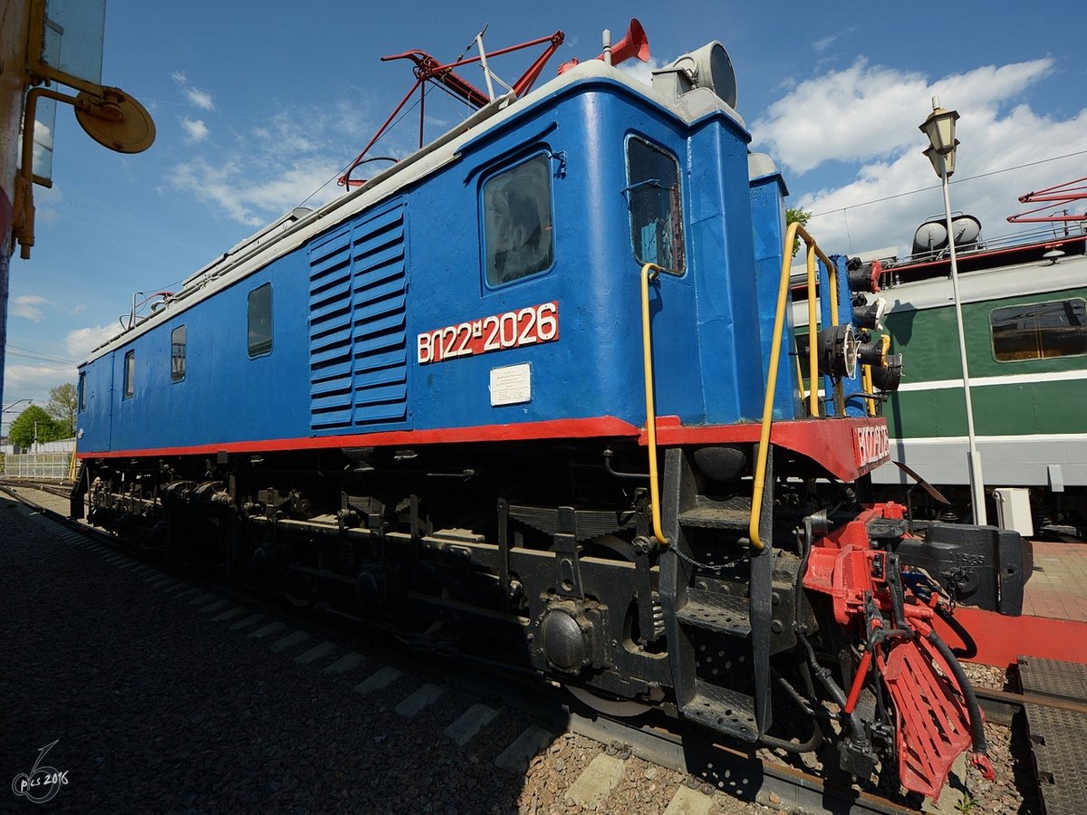Die Lokomotive ВЛ22-м-2026 im Eisenbahnmuseum von Moskau Anfang Mai 2016