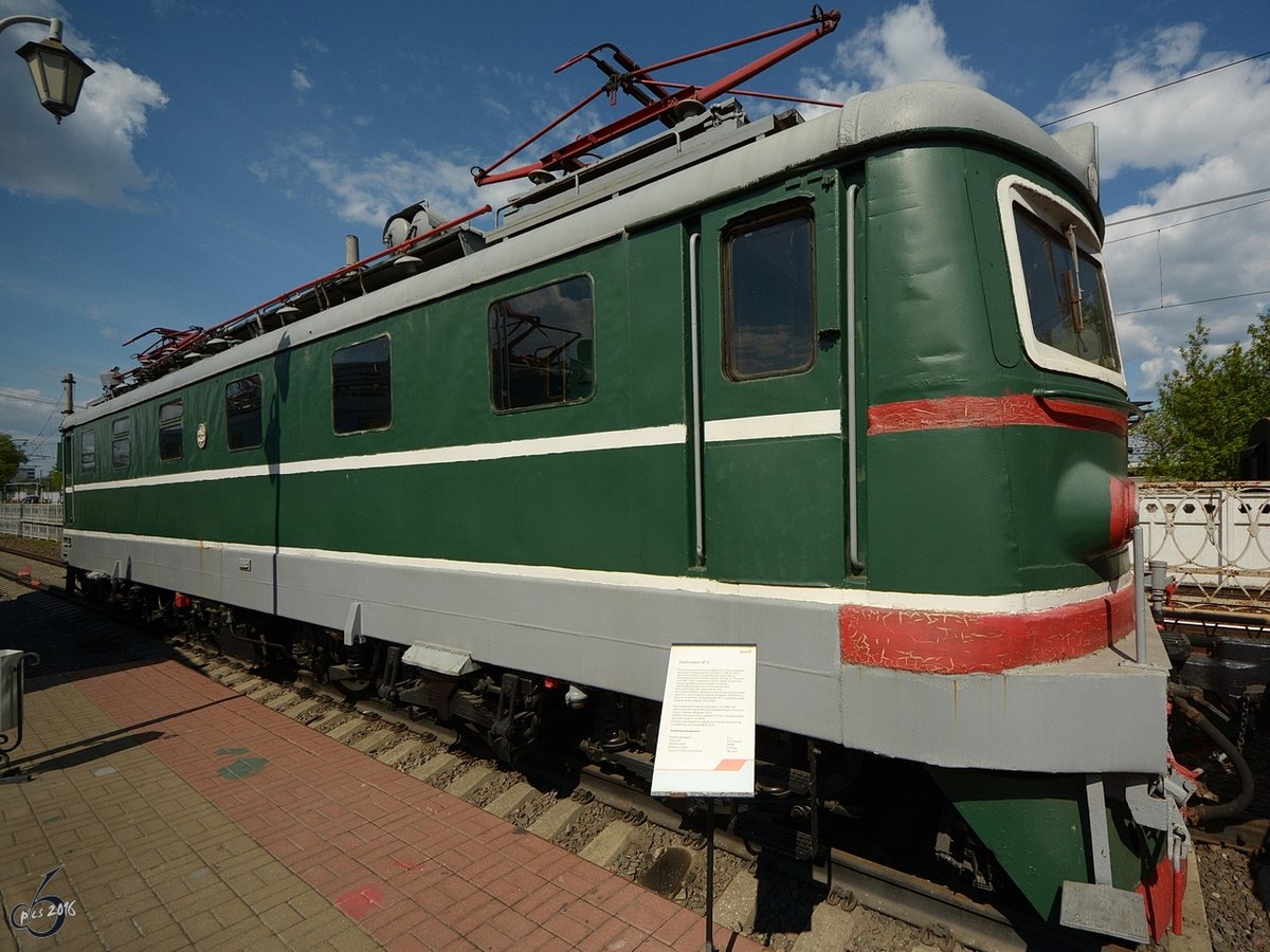 Die Lokomotive ЧС2-888 im Eisenbahnmuseum von Moskau Anfang Mai 2016