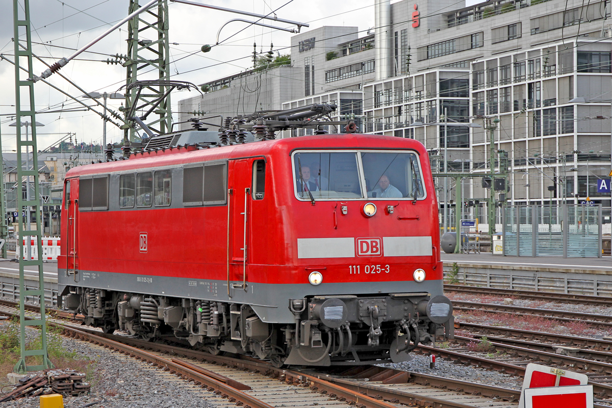 Die Lokomotive 111 025-3 ist morgens den 5.6.2014 unterwegs im Stuttgarter Hbf mit 3 Mann Besatzung in Händen der Fahrschule...lokrückseitig ist ein Schild im Führerstand eingehängt die auf dieses Ereignis hinweist.