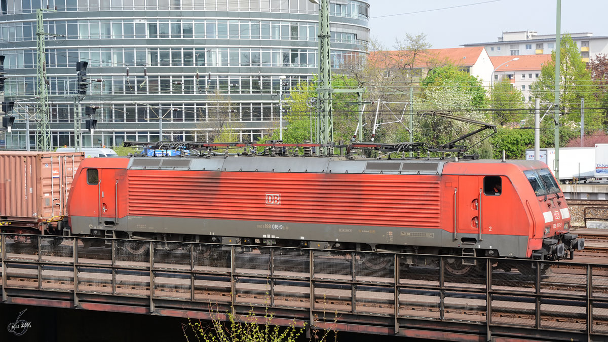 Die Lokomotive 186 016-9 der DB mit einem Güterzug im April 2014 in Dresden.