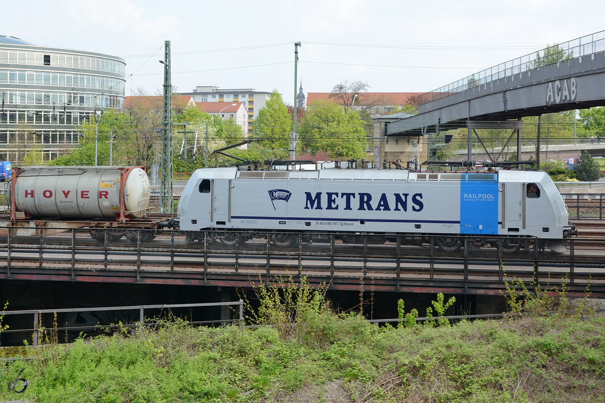 Die Lokomotive 186 187-1 von Metrans mit einem Containerzug im April 2014 in Dresden.