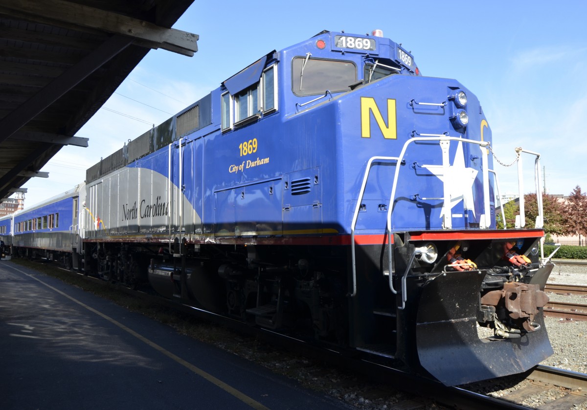 Die Lokomotive 1869  City of Durham  stellt den Zug 74 Piedmont von Raleigh nach Charlotte in Raleigh bereit. Hier wechselt der Zug die Fahrtrichtung, die Lokomotive bleibt am Zugende. (06.11.2013)