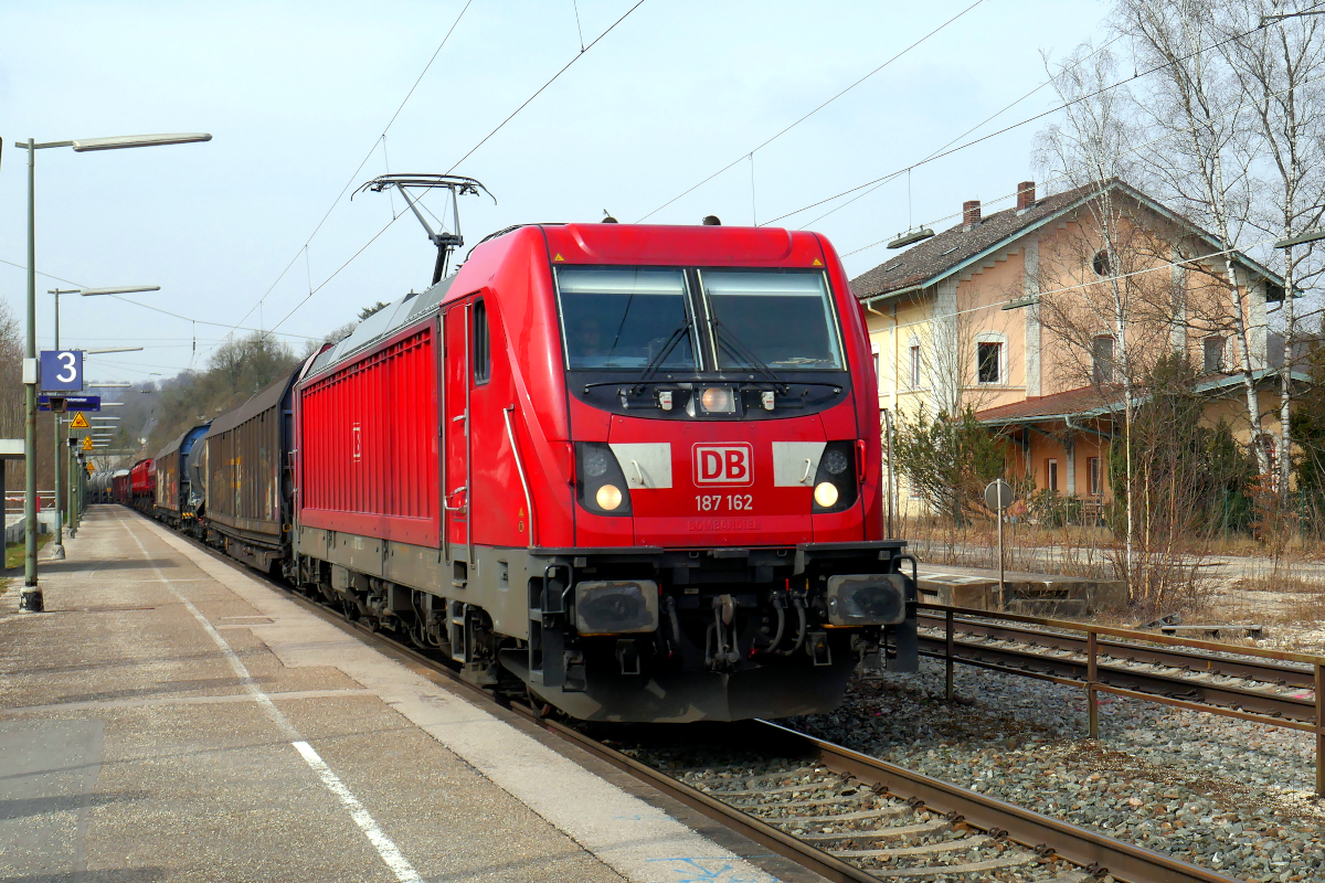 Die Lokomotive 187 162 der DB Cargo durchfährt mit einem langen Güterzug Pappenheim Richtung Ingolstadt, vermutlich mit dem Ziel München Nord Rangierbahnhof. 18. März 2022
