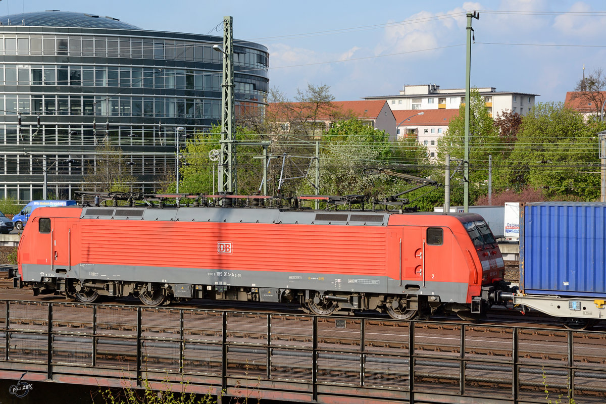 Die Lokomotive 189 014-4 der DB mit einem Güterzug im April 2014 in Dresden.